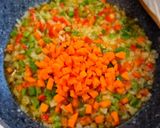Foto del paso 5 de la receta: Escalopines de ternera en salsa de pimientos y tomate