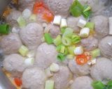 Foto langkah ke 5 dari resep Sup Bakso Tahu Tomat.