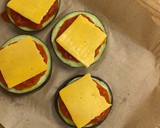 Foto del paso 2 de la receta: Berenpizza: mini pizza de berenjena con cheddar y pavo en airfryer
