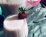 A picture of step 2 of Strawberry shake.