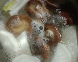รูปขั้นตอนการทำที่ 4 ของ ต้มจืดเห็ดหอมใส่ฟองเต้าหู้ม้วนทอด (Clear Soup with Shiitake Mushrooms and Fried Bean Curd Roll)