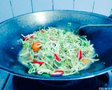 Foto langkah ke 5 dari resep Tumis Toge Daun Kucai plus Garlic Oil Yummy.