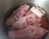Foto del paso 1 de la receta: Manos de cerdo en guiso picante
