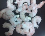 Foto del paso 1 de la receta Gulas con gambones al ajillo