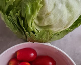 Foto del paso 1 de la receta: Ensalada multicolor sobre base de lechuga capuchina 💚 con cherry ♥️ 💛 más cebolla morada encurtida 💜