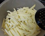 Foto del paso 7 de la receta: Rollitos de pechuga rellenos de jamón serrano, queso y espinacas con papas fritas