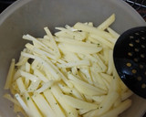 Foto del paso 7 de la receta: Rollitos de pechuga rellenos de jamón serrano, queso y espinacas con papas fritas