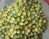 A picture of step 1 of Masala matar.