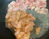 A picture of step 5 of Egg noodles stir-fried with chicken and bacon.