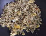 Foto langkah ke 5 dari resep Nasi goreng homey x daun seledri.