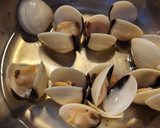 Foto del paso 1 de la receta: Plumas con langostinos, almejas y verduritas