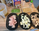 A picture of step 1 of Chicken and Mushroom Chinese Curry.