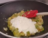 A picture of step 6 of Spaghetti with creamy avocado and prawns.