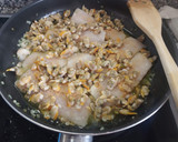 Foto del paso 7 de la receta: Merluza a la vasca con espárragos y huevo cocido