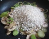 Foto del paso 5 de la receta Risotto de puerros y champiñones con original caldo de verduras cocido en Agua de Mar