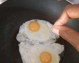 A picture of step 2 of Fried eggs.