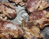 Foto del paso 2 de la receta: Bifes de cuadril con crema y fritas (al disco)