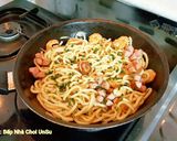 Hình bước làm 8 của món Mì UDon Xào Xúc Xích 소시지볶음 우동