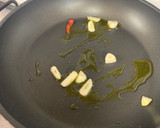 Foto del paso 1 de la receta: Pasta con brócoli, gulas y nueces con un toque picante