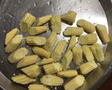 A picture of step 2 of Chilli Baby Corn.