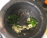 A picture of step 2 of Som tum (Thai green papaya salad).