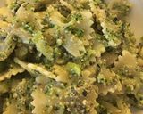 Foto del passaggio 3 della ricetta Farfalle con broccoli e pesto olive nere