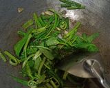 Foto langkah ke 3 dari resep Tumis Kangkung Kacang Panjang.