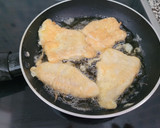 Foto del paso 2 de la receta: Patatas rebozadas con merluza o Patatas a la importancia
