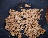 Foto langkah ke 5 dari resep Pad Kra Pao (Ayam tumis kemangi ala Thailand).