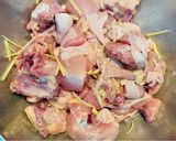 Hình bước làm 1 của món Gà Kho Gừng