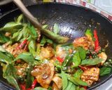 รูปขั้นตอนการทำที่ 3 ของ สะโพกไก่ผัดพริกแกงใบโหระพา