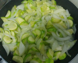 Foto del paso 2 de la receta: Calabacín frito con cebolla