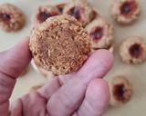 Foto del paso 4 de la receta: Galletas de avena y mermelada 🎨