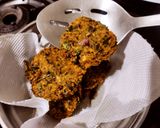 गावरानी चणे आणि तुरीचे चाकवत घातलेले वडे.(Gavran Chane Turi Chakvat Bhaji Vade Recipe In Marathi) रेसिपी स्टेप 6 फोटो 