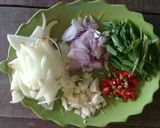 Foto langkah ke 2 dari resep Ayam kecap bawang pedas.