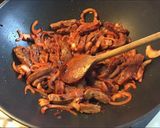 Une image de l'étape 1 de Nouilles chinoises au bœuf poivron chou kale poivrons oignons et tomates.