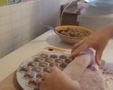 Foto del paso 2 de la receta: Raviolis de pollo con masa de remolacha y salsa trufada