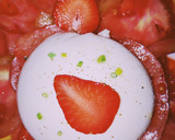 Foto del paso 5 de la receta: Burrata con flor de tomate, fresa y aceitunas de Aragón