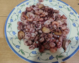 Foto del paso 3 de la receta: Calamares y gambas al ajillo 😋