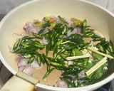 Foto langkah ke 4 dari resep Daging Sapi Tumis Cabai Hijau.