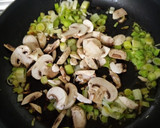 Foto del paso 1 de la receta: Filetes de pollo con puerro y champiñón