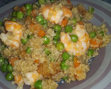 Foto del paso 4 de la receta: Quinoa con guisantes zanahoria y langostinos