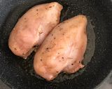 รูปขั้นตอนการทำที่ 1 ของ Chicken Breast with creamy white wine sauce and herbs