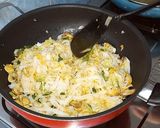 Foto langkah ke 6 dari resep Kwetiau Goreng Jamur Pedas.
