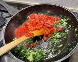 Une image de l'étape 9 de Nouilles à l'oseille, tomates, ail, crème et persil.