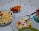 Foto langkah ke 3 dari resep Fruit Salad with Yogurt Cream.