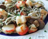 Foto del paso 6 de la receta: Salteado de gulas, surimi y champiñones al ajillo