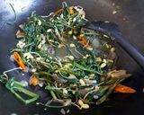 Foto langkah ke 3 dari resep Tumis Kangkung Kecambah.