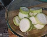 A picture of step 1 of Lauki Tikka Masala.
