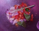 Foto langkah ke 2 dari resep Tongkol Suwir Pedas bumbu irisan.